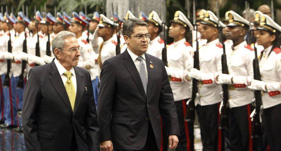 Los presidentes Juan Orlando Hern&aacute;ndez y Ra&uacute;l Castro se reunieron en La Habana. (Foto: EFE)