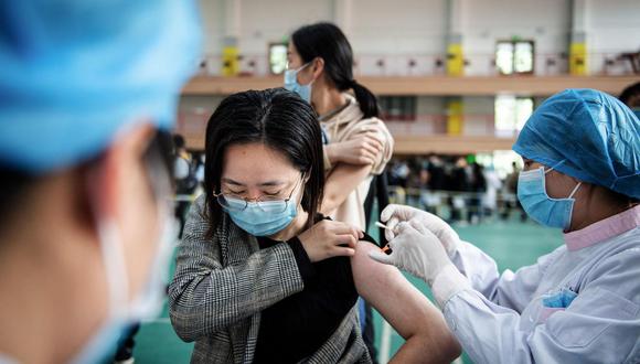 Hasta el momento, las autoridades chinas han autorizado el uso en su territorio de cuatro vacunas para la covid de las farmacéuticas Sinopharm (dos antígenos distintos), Sinovac y Cansino, esta última, de una sola dosis. (Foto: AFP)