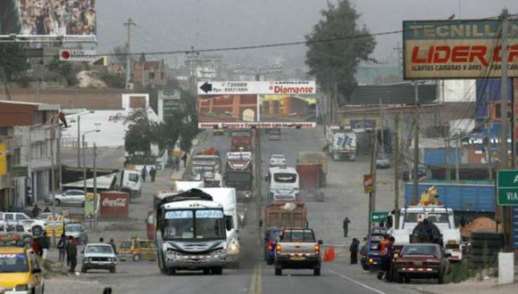 En los últimos años, distintas gestiones de gobiernos regionales han intentado modernizar la variante de Uchumayo, una de las vías más transitadas de Arequipa y ruta de acceso hacia la Ciudad Blanca. (Foto: Archivo El Comercio)