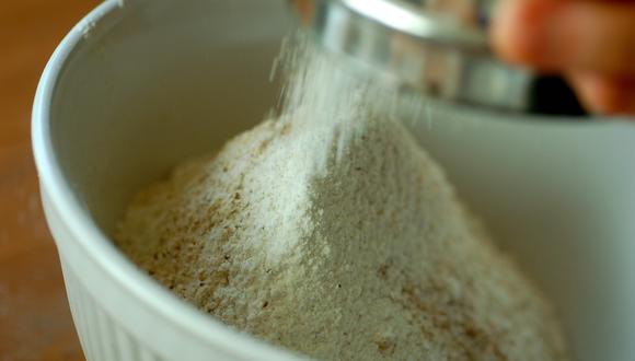 Cernir o tamizar la harina es muy importante para tu receta. (jacqueline | Flickr)