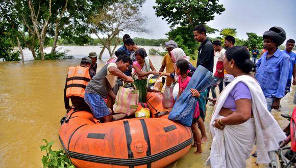 Personas desembarcan de un bote después de ser evacuadas de una aldea inundada en el distrito de Nagaon, en el estado nororiental de Assam. (REUTERS/Anuwar Hazarika)