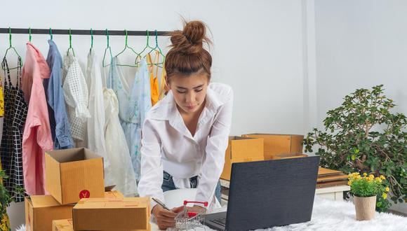 Aproximadamente el 30% de mujeres menciona la dificultad para dar a conocer su negocio como uno de los desafíos más importantes para emprender.