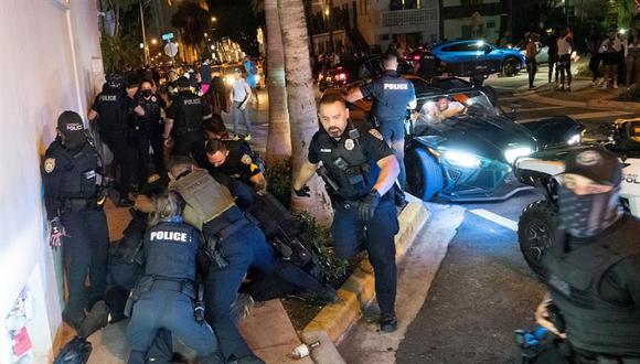 La policía de Miami Beach hacen cumplir el toque de queda de las 8 pm de South Beach, el 20 de marzo de 2021.( EFE / EPA / CRISTOBAL HERRERA-ULASHKEVICH).