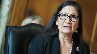 El Senado de EE.UU. confirma por primera vez a una indígena como ministra