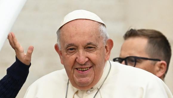 El Papa Francisco (C) llega para la audiencia general semanal en la plaza de San Pedro en el Vaticano el 17 de mayo de 2023. (Foto de Andreas SOLARO / AFP)