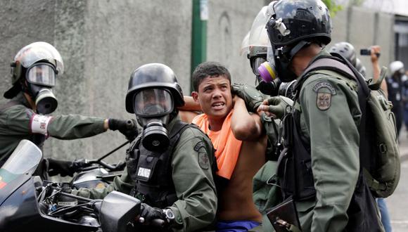 Militares de la Guardia Nacional Bolivariana de Venezuela detienen a un opositor durante una protestas en Caracas. (Reuters).
