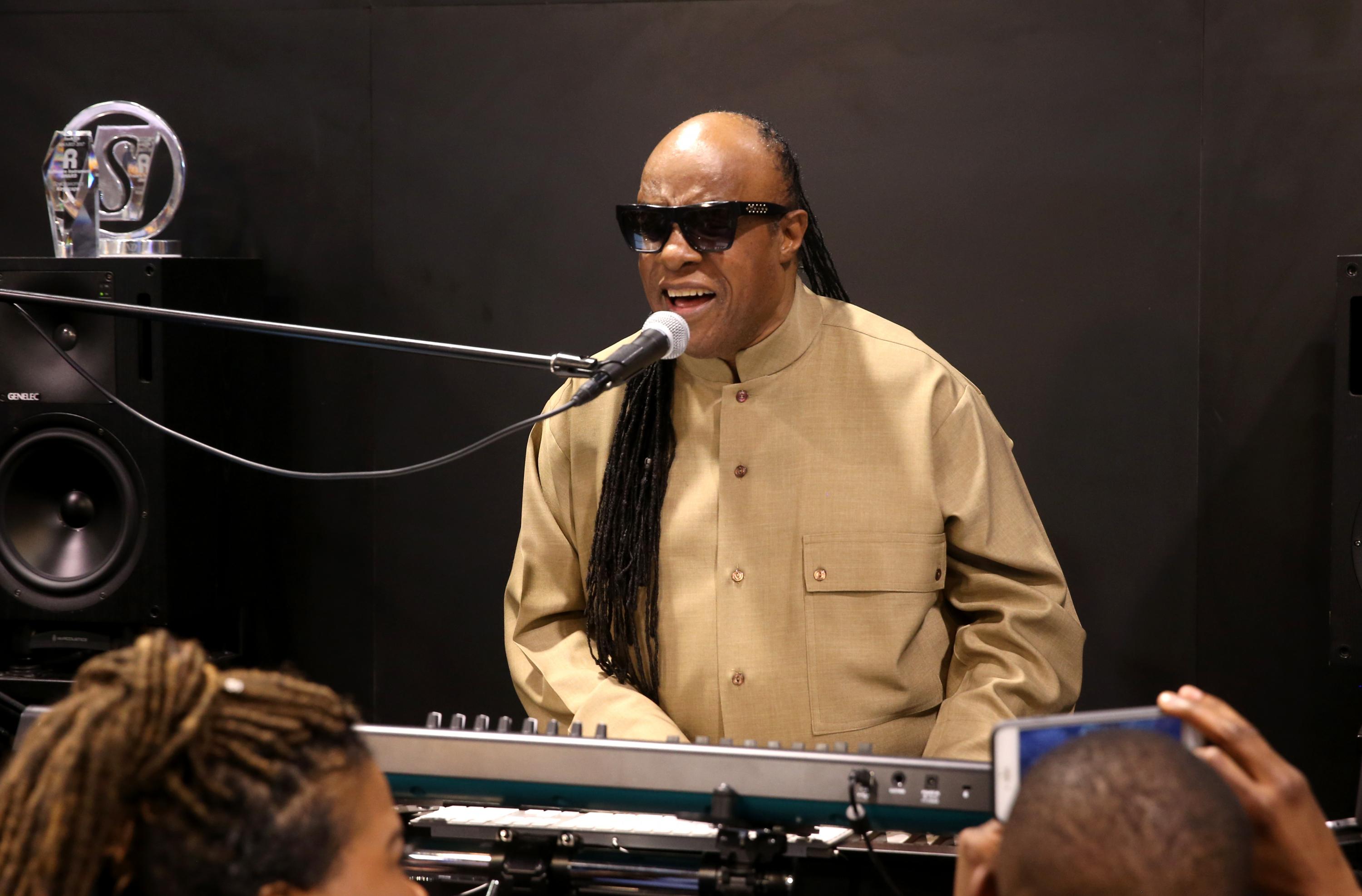 Stevie Wonder le brinda el último adiós a su gran amiga y colega (Foto: AFP)