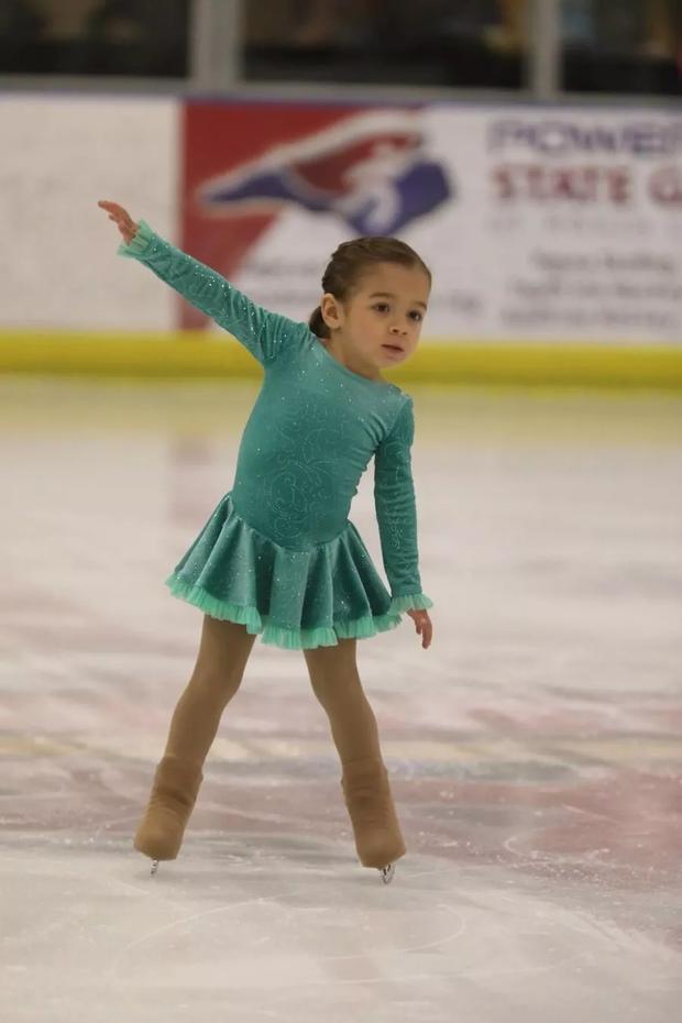 Niña Practicando Patinaje Artístico Una Pista Patinaje Sobre Hielo