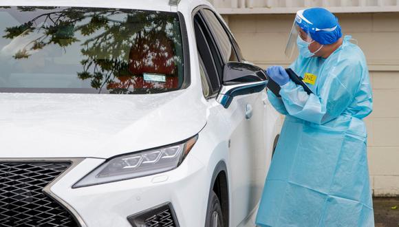 Un trabajador de la salud realiza una prueba en un centro de pruebas de coronavirus COVID-19, en el suburbio de Northcote, en Auckland. (DAVID ROWLAND / AFP)