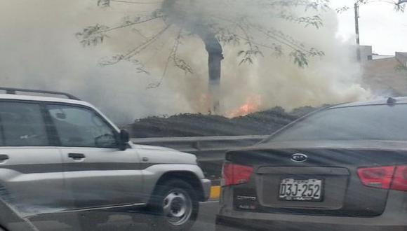 Incendio en berma central de Av. Javier Prado afecta tránsito