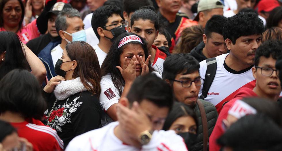 Peruanos lamentan la dura derrota de la selección en el repechaje a Qatar 2022.