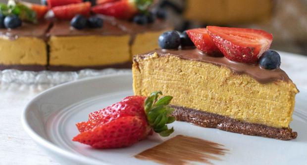 Vegan chocolúcuma cheesecake from La Refrigerator Fit, made with whole wheat flour, cocoa, cashews, almonds and lucuma.  It is sweetened with stevia and panela.