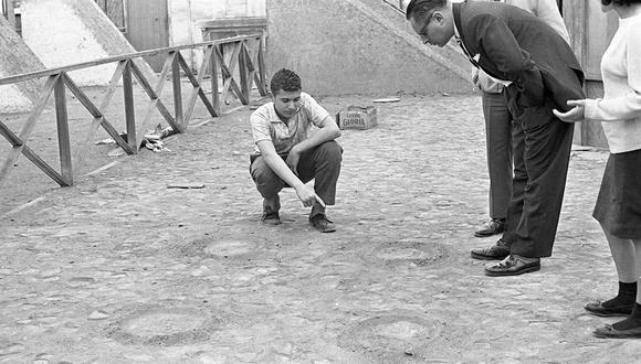 El joven estudiante Alberto San Román señala las huellas dejadas por el supuesto objeto volador en la azotea de su vivienda. (Foto: GEC Archivo Histórico)