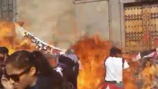 Queman a fotógrafa con bomba molotov en marcha del Día de la Mujer en México | VIDEO