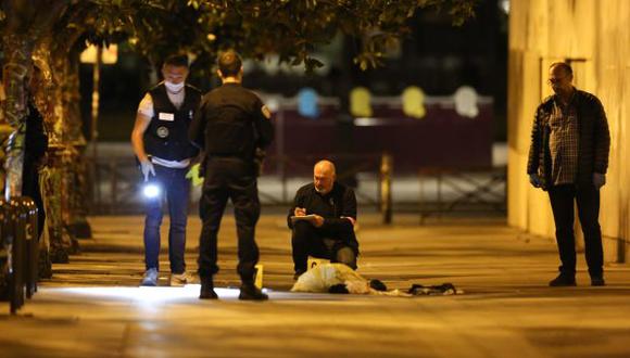 Siete personas, entre ellas dos turistas británicos, resultaron heridas el domingo en París después de ser atacadas por un hombre armado con un cuchillo y una barra de hierro, según la policía y otras fuentes. (Foto: AFP)