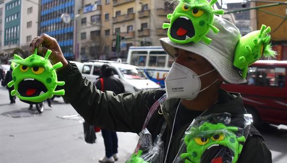 El boliviano Miguel Huallpara vende títeres diseñados para emular al coronavirus el pasado 9 de julio, en una calle del centro de La Paz (Bolivia). (EFE/ Stringer).