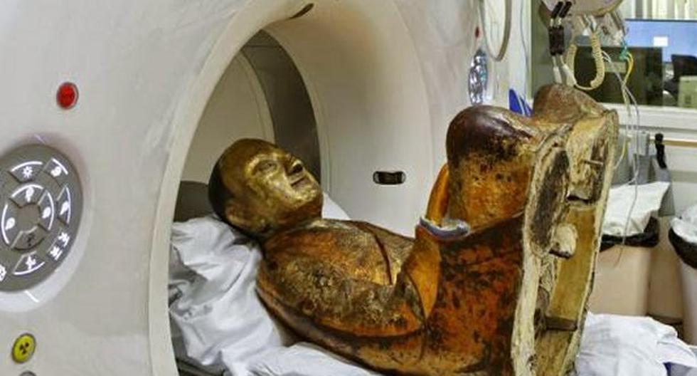 La momia fue examinada con una tomografía computarizada y un endoscopio. (Foto: ‏@usupera)