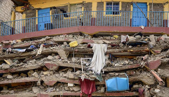 TOPSHOT - The ruins of seven-storey building is pictured on June 13, 2017 after it collapsed overnight in the Nairobi suburb of Embakasi. Several people were missing on June 13 after a seven-storey building collapsed overnight in the Kenyan capital of Nairobi, rescue officials said. Residents were evacuated to safety when the building developed cracks and then collapsed, police said.
 / AFP / John MUCHUCHA