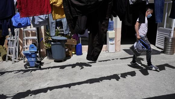 Juan, de Colombia, tiende su ropa para que se seque en un albergue para migrantes el 21 de abril de 2022 en Tijuana, México. (AP Foto/Gregory Bull, Archivo).