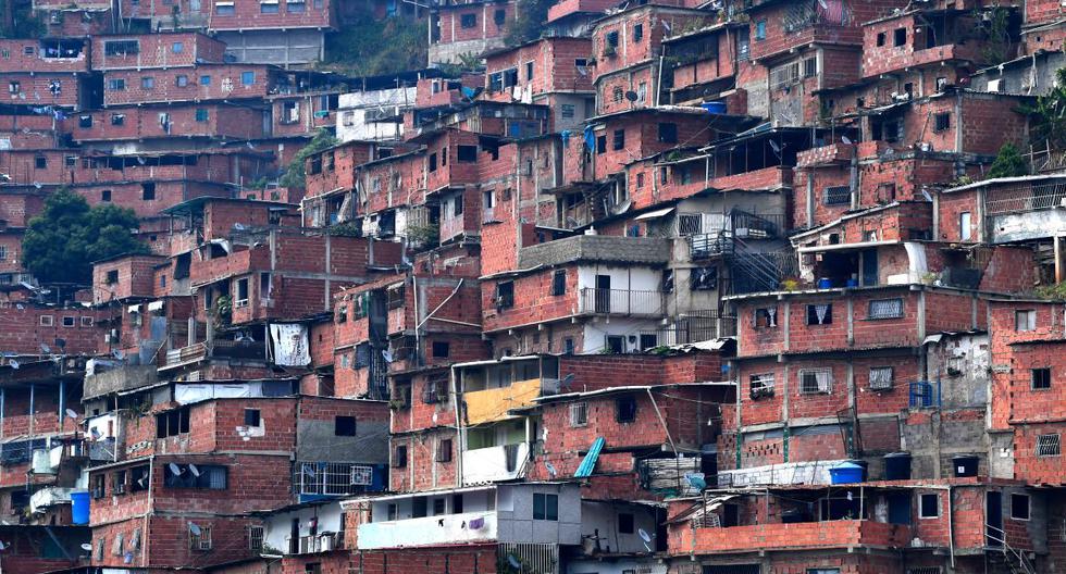 Foto del barrio de Petare, en el este de Caracas, tomada el 24 de mayo de 2020 durante la pandemia del coronavirus. Los barrios superpoblados y una gran población dentro de los niveles de pobreza son un gran desafío que enfrentan los países latinoamericanos durante esta pandemia global. (Federico PARRA / AFP).