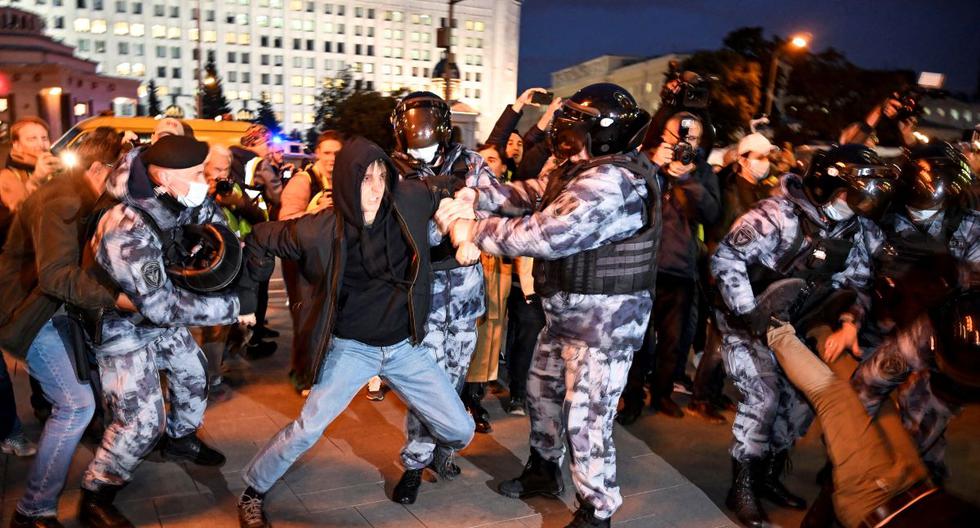 Agentes de policía detienen a un hombre en Moscú, la capital de Rusia, el 21 de septiembre de 2022, luego de llamados a protestar contra la movilización de la reserva anunciada por el presidente Vladimir Putin. (ALEJANDRO NÉMENOV / AFP).