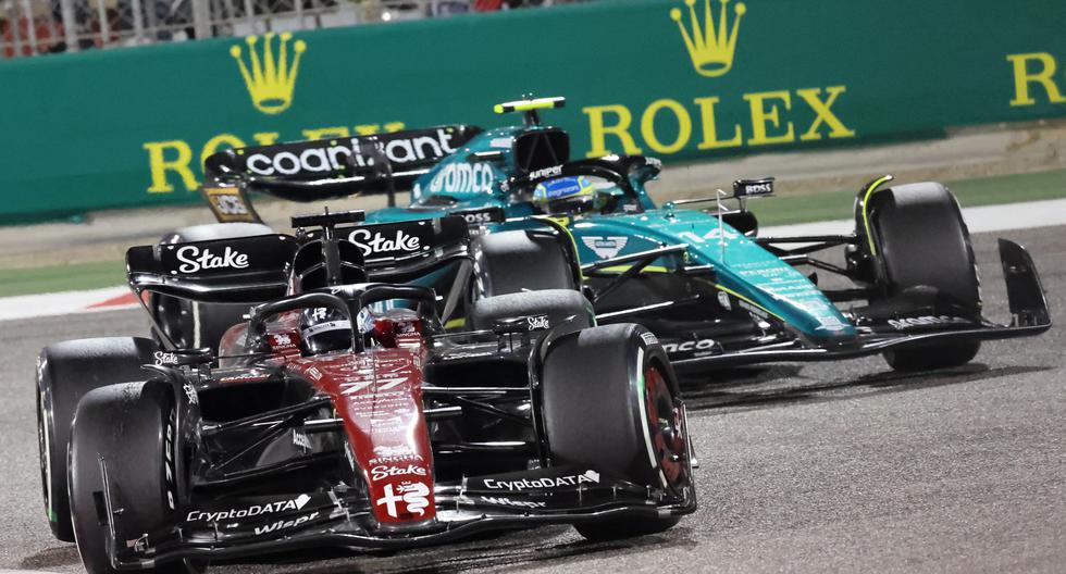 Alfa Romeo's Finnish driver Valtteri Bottas drives ahead of Aston Martin's Spanish driver Fernando Alonso during the Bahrain Formula One Grand Prix at the Bahrain International Circuit in Sakhir on March 5, 2023. (Photo by Giuseppe CACACE / AFP)