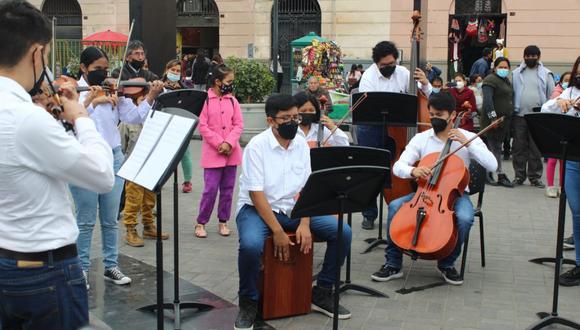 Decenas de transeúntes se acercaron a presenciar el espectáculo ofrecido por 14 integrantes de la orquesta Sinfonía por el Perú, quienes con cajón, violines, chello y contrabajo deleitaron a los asistentes con las piezas “O Sole Mío”, “Fina Estampa” y “Porque yo creo en ti”.