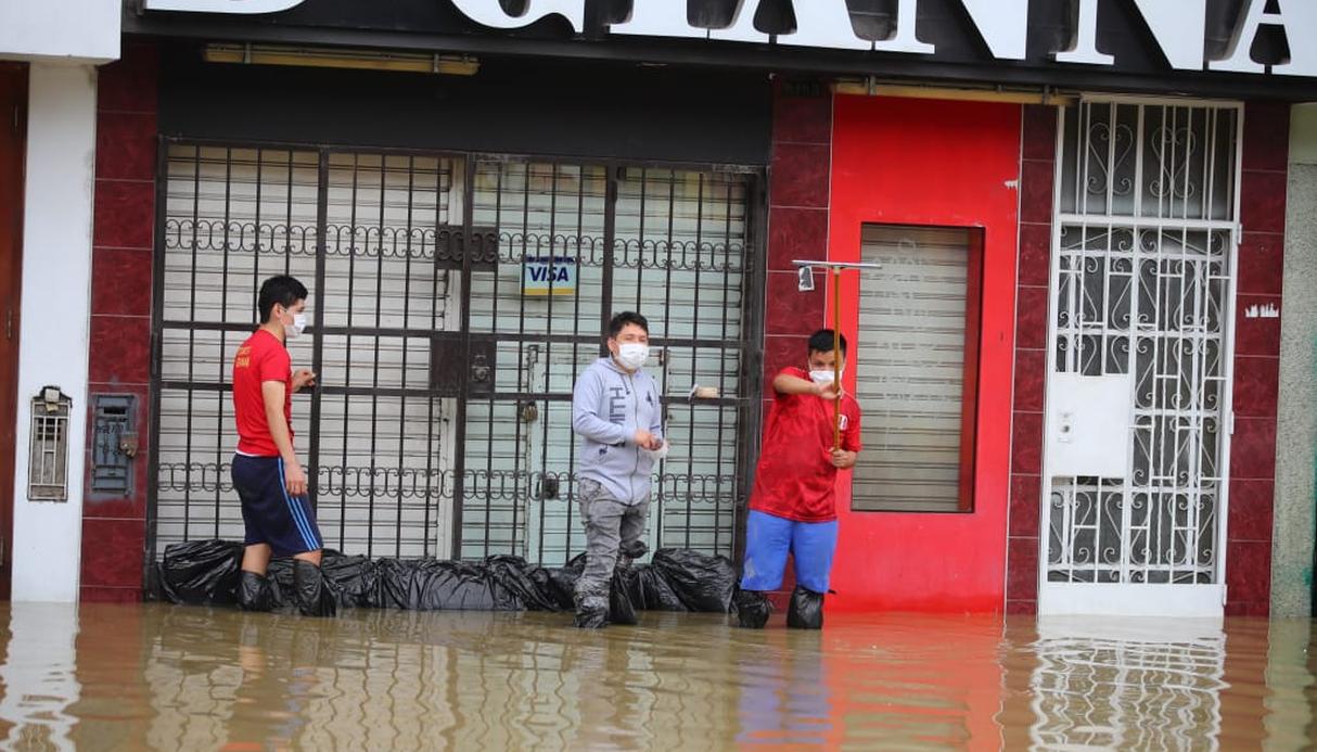 Varias familias han resultado afectadas por el aniego que se presenta en la urbanización Los Tusílagos, en San Juan de Lurigancho. (Foto: Giancarlo Ávila / El Comercio)