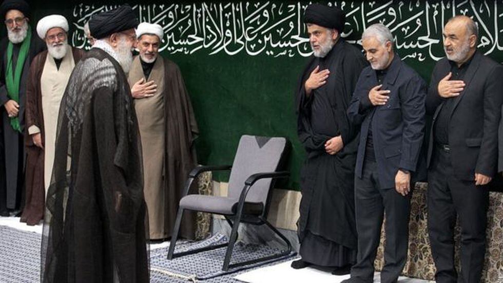 Qasem Soleimani (segundo por la derecha) formaba parte del círculo de confianza del líder supremo de Irán, Alí Jamenei. Foto: GETTY IMAGES, vía BBC Mundo