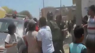 Tumbes: familiares de tres presuntos delincuentes agreden a policías | VIDEO