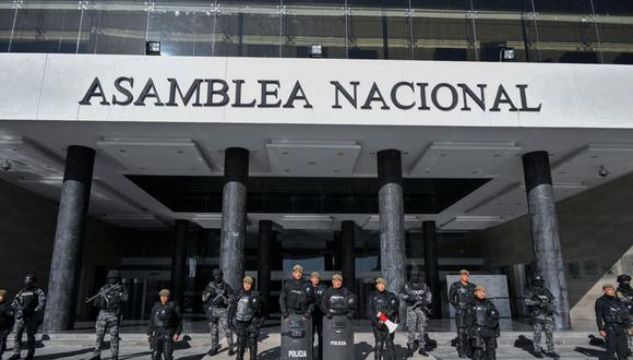 Las fuerzas policiales montan guardia frente a la Asamblea Nacional en Quito después de que el presidente de Ecuador, Guillermo Lasso, quien enfrenta un juicio político en el Congreso por presunta corrupción, emitió un decreto para disolver la legislatura, el 17 de mayo de 2023 (Foto: RODRIGO BUENDIA / AFP)