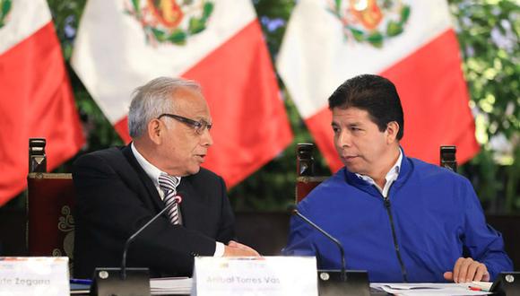 Aníbal Torres saluda al presidente Pedro Castillo durante la sesión del 17 GORE Ejecutivo que tuvo lugar en Palacio de Gobierno | Foto: Presidencia Perú