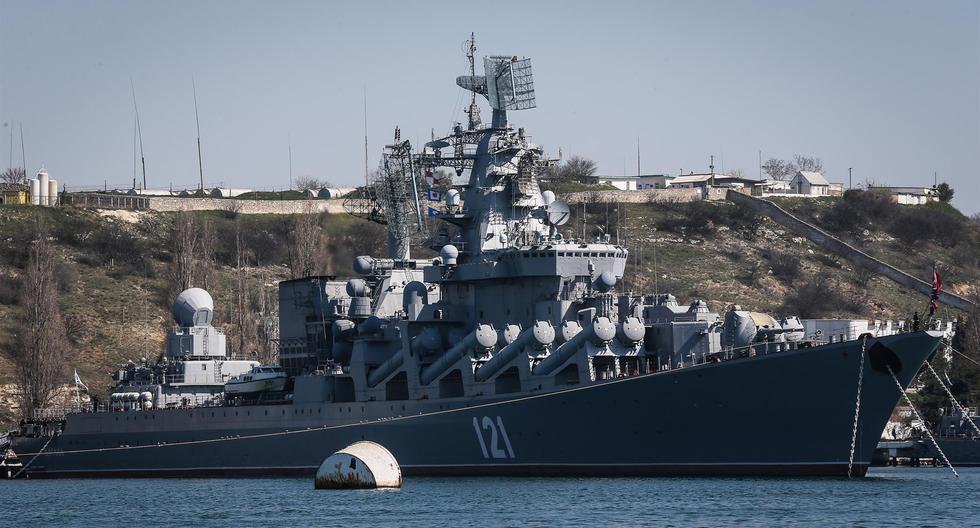 El crucero de misiles insignia de la Armada de Rusia Moskva amarrado en la bahía de la ciudad de Crimea de Sebastopol, el 30 de marzo de 2014. (EFE/EPA/SERGEI ILNITSKY).
