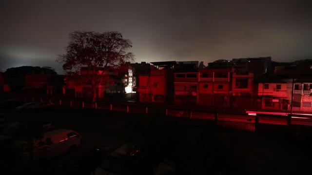 Apagón en Venezuela | Caos, desabastecimiento y muertes: El país petrolero vive más de 60 horas sin energía. (EFE)