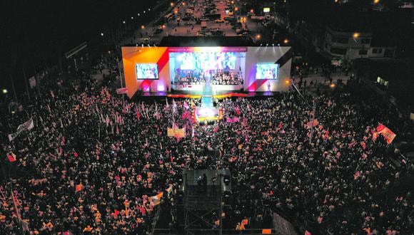 Miles de simpatizantes de Fuerza Popular se congregaron en Villa el Salvador ayer para respaldar a Keiko Fujimori en su tercer intento por llegar a Palacio de Gobierno.  (Foto: Giancarlo Avila / GEC )