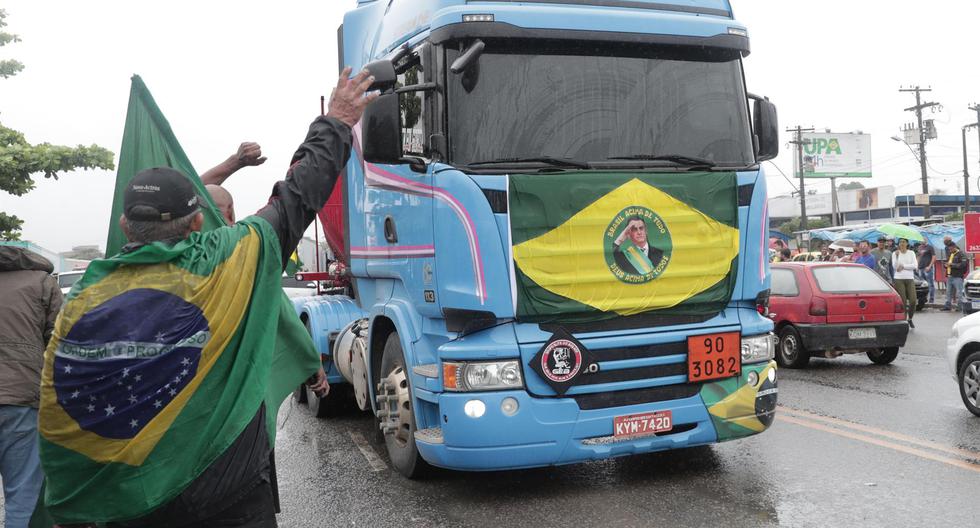 Camioneros bloquean carreteras en Río de Janeiro, Brasil. (EFE/ André Coelho).