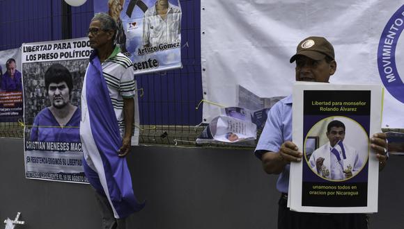 Ciudadanos nicaragüenses realizan una manifestación frente a la Embajada de Nicaragua en Costa Rica para protestar contra el gobierno de Nicaragua y la detención del obispo nicaragüense y crítico del régimen Rolando Álvarez, en San José, el 19 de agosto de 2022. (Foto de Oscar Navarrete / AFP)