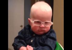 YouTube: Bebé albina logra ver a su madre por primera vez (VIDEO)