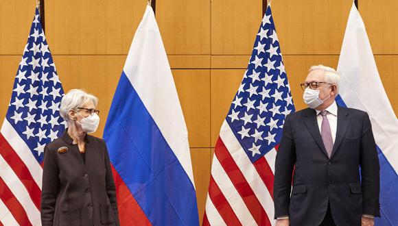 La vicesecretaria de Estado estadounidense, Wendy Sherman, y su homólogo ruso, el viceministro de Relaciones Exteriores, Serguéi Riabkov, iniciaron una reunión en la misión de Estados Unidos en Ginebra. (Foto: Denis Balibouse / AFP)