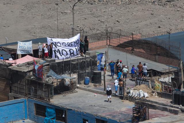 Provistos de pancartas, los reos piden ayuda y solicitan medicinas. (Foto: Anthony Niño de Guzmán/GEC)