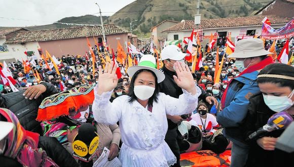 Con una gran cantidad de simpátizantes de Fuerza popular la candidata Keiko Fujimori realizó un mitin en el poblado de Huarocondo , provincia de Anta- Cusco. Fotos : Jorge Cerdan/@photo.gec
