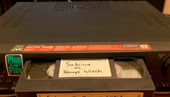 La mujer habría alquilado un VHS de 'Sabrina, la bruja adolescente' en 1999 y nunca jamás lo devolvió. | Foto: @Erika_Stanish