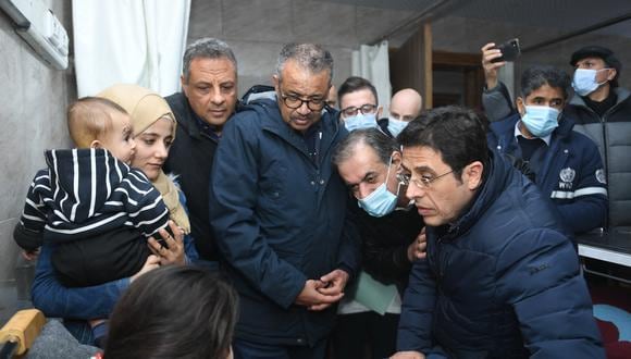 El director de la OMS, Tedros Adhanom Ghebreyesus (C), acompañado por el Ministro de Salud sirio, Hassan al-Ghabash (D), visita a un sirio herido en un hospital en la ciudad norteña de Alepo el 11 de febrero de 2023, días después de que un terremoto mortal azotara Turquía y Siria. . (Foto por AFP)