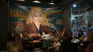 Evitas y Perones se multiplican en las calles y bares de Buenos Aires | FOTOS