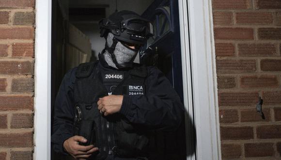 La Agencia Nacional contra el Delito y la policía participan en una redada en una propiedad de Birmingham (Inglaterra) en relación con una investigación sobre EncroChat. (Foto: Jacob King / PA vía AP)