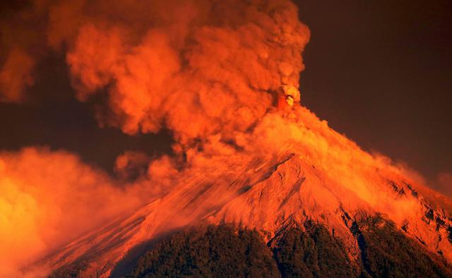 Alrededor de 4.000 personas fueron evacuadas tras una nueva erupción del Volcán de Fuego de Guatemala la madrugada del lunes. (EFE).