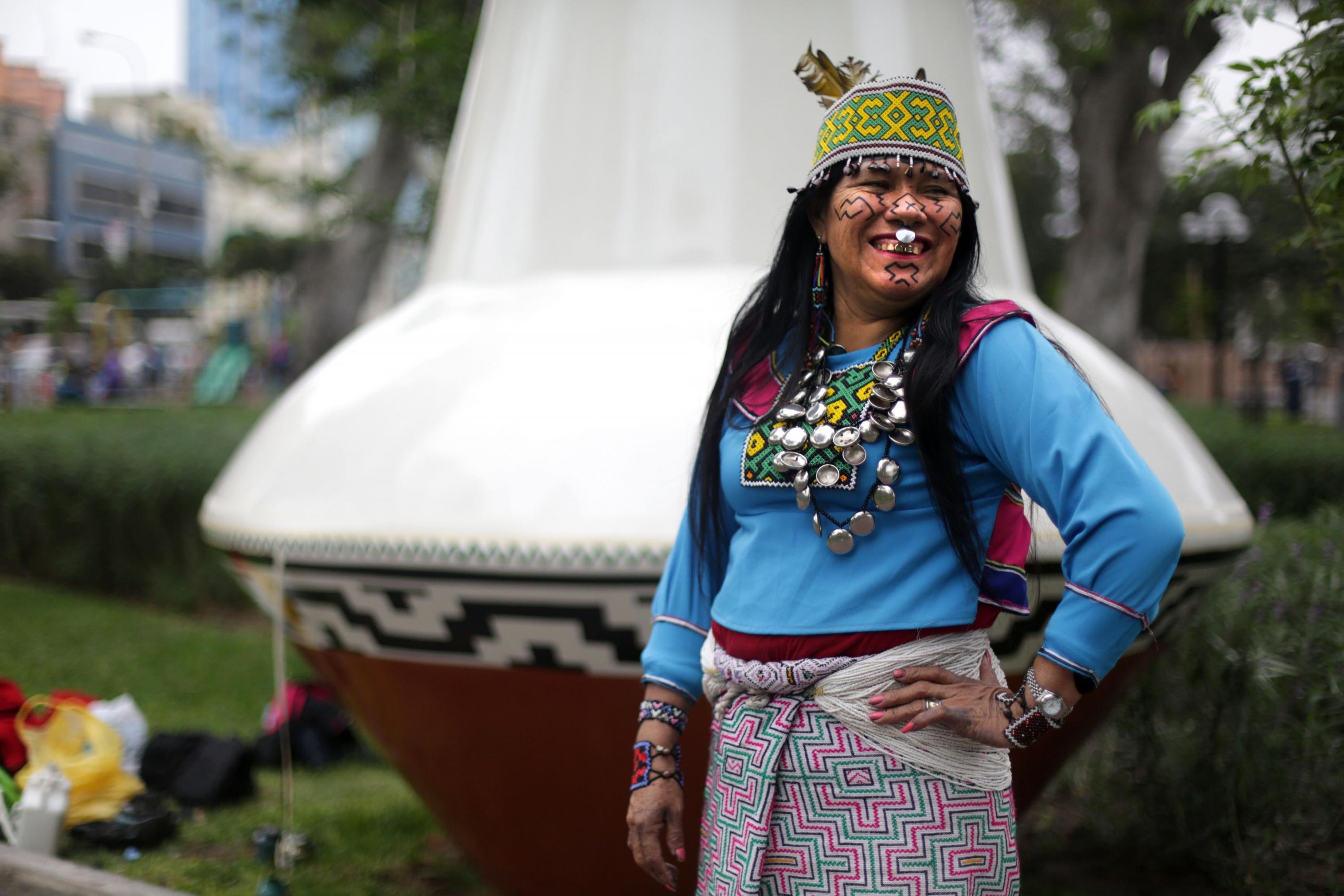 Olinda Silvano, artista y lideresa shipiba de la Comunidad de Cantagallo.  La senora Silvano actualmente esta pintando una tinaja gigante en el Parque Kennedy de Miraflores.