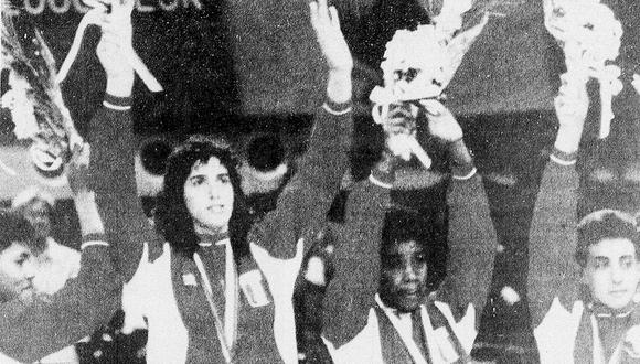 Gaby Pérez del Solar, Gina Torrealva y Natalia Málaga saludan al público luego de recibir la medalla de plata en los Juegos Olímpicos de Seul 1988. Foto: REUTERS