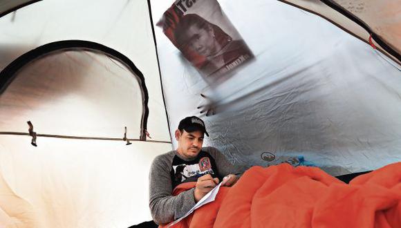 En el tiempo que pasa dentro de su carpa, Mark Vito escribe la defensa de su esposa Keiko y se nutre de agua embotellada. (Foto: Rolly Reyna/GEC)