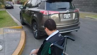 #NoTePases: camioneta obstaculiza rampa para discapacitados